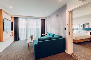 Room, 1 King Bed (Pitch View and Lounge)