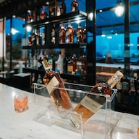 Bar en la azotea, con vista al jardín, abre todos los días