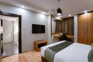 Apartamento | Frigobar, cofres nos quartos, individualmente mobiliados, escrivaninha