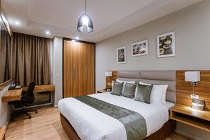 ميني بار وخزنة داخل الغرفة وطراز فريد لكل وحدة ومكتب