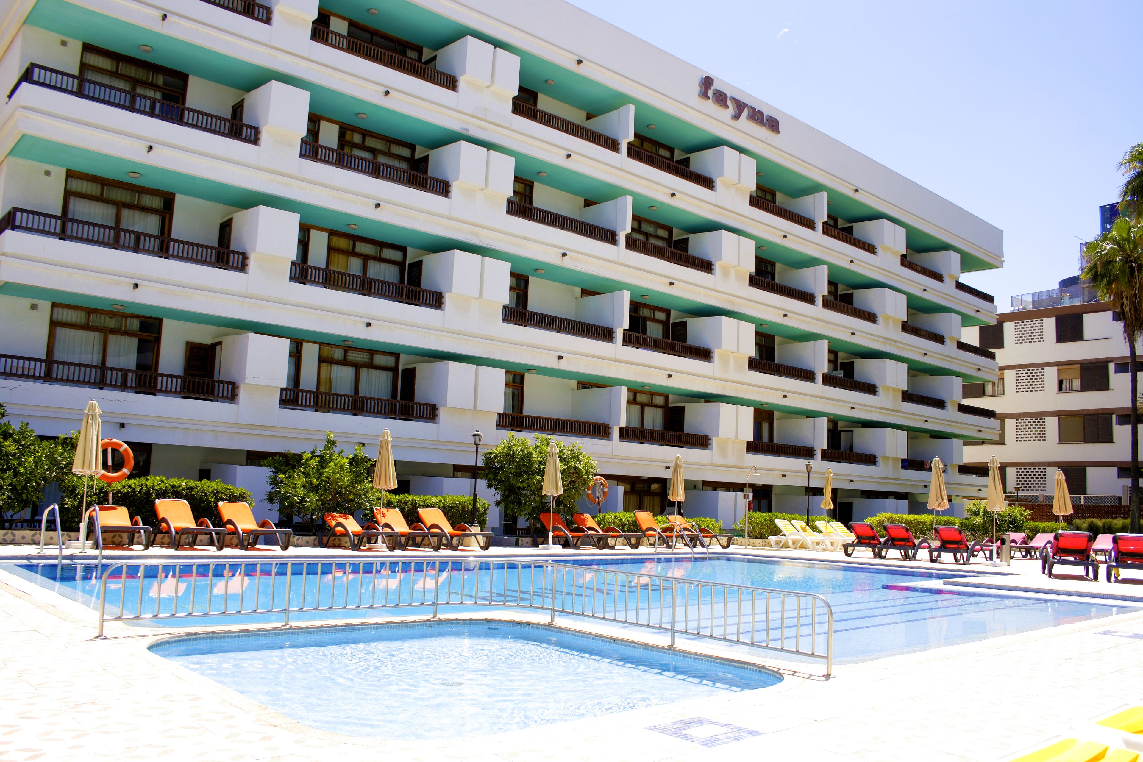 室外泳池；泳池傘、躺椅