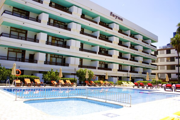 Outdoor pool, pool umbrellas, pool loungers - Apartamentos Fayna (San Bartolomé de Tirajana)