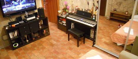 Vierpersoonskamer, bijgebouw | Woonruimte | Een 40-inch televisie met digitale zenders