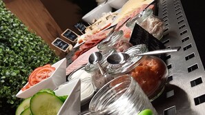 Une table de buffet proposant divers plats et accompagnements.