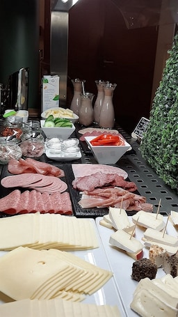 Café da manhã com buffet mediante uma taxa durante a semana. EuroStar Hotel