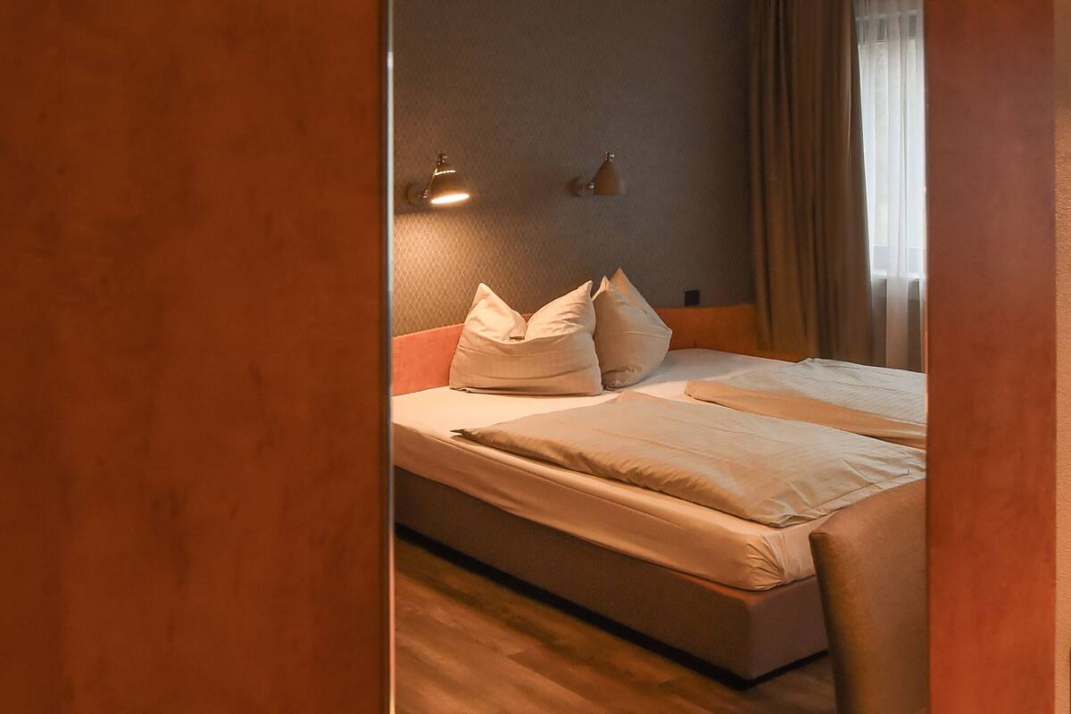 double room | hypo-allergenic bedding, desk, blackout curtains, soundproofing