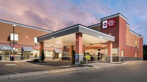 Un hotel Best Western Plus dotato di parcheggio coperto, segnaletica chiara per l'accesso ai disabili e ingresso agevole.