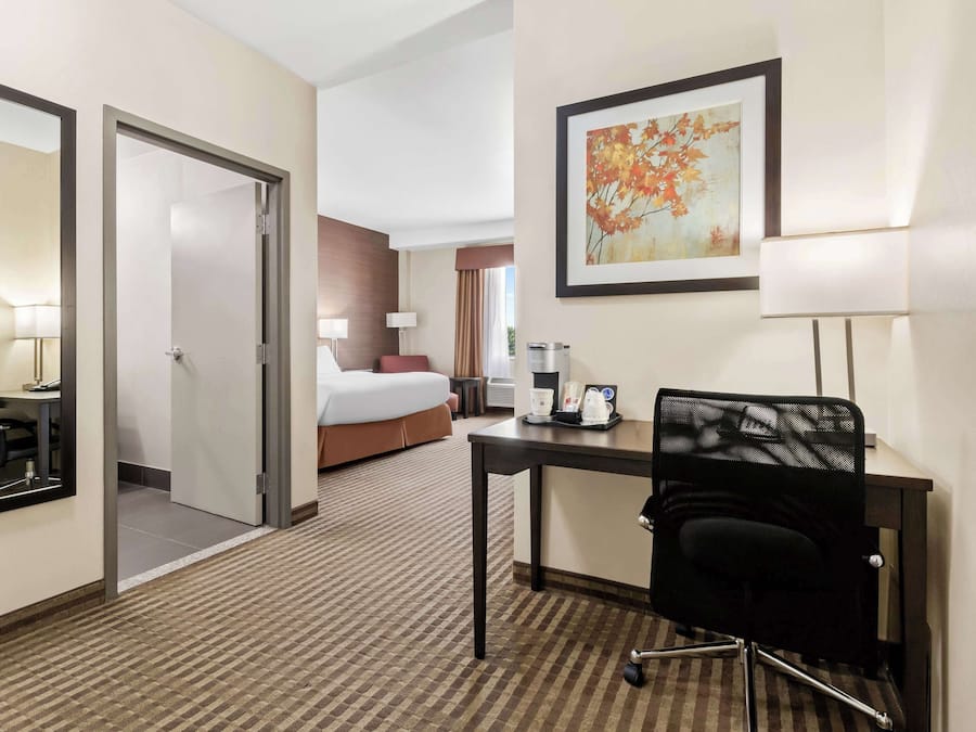 Habitación estándar, 1 cama de matrimonio grande, accesible para personas con discapacidad | Caja fuerte, escritorio, tabla de planchar con plancha y cunas (de pago)