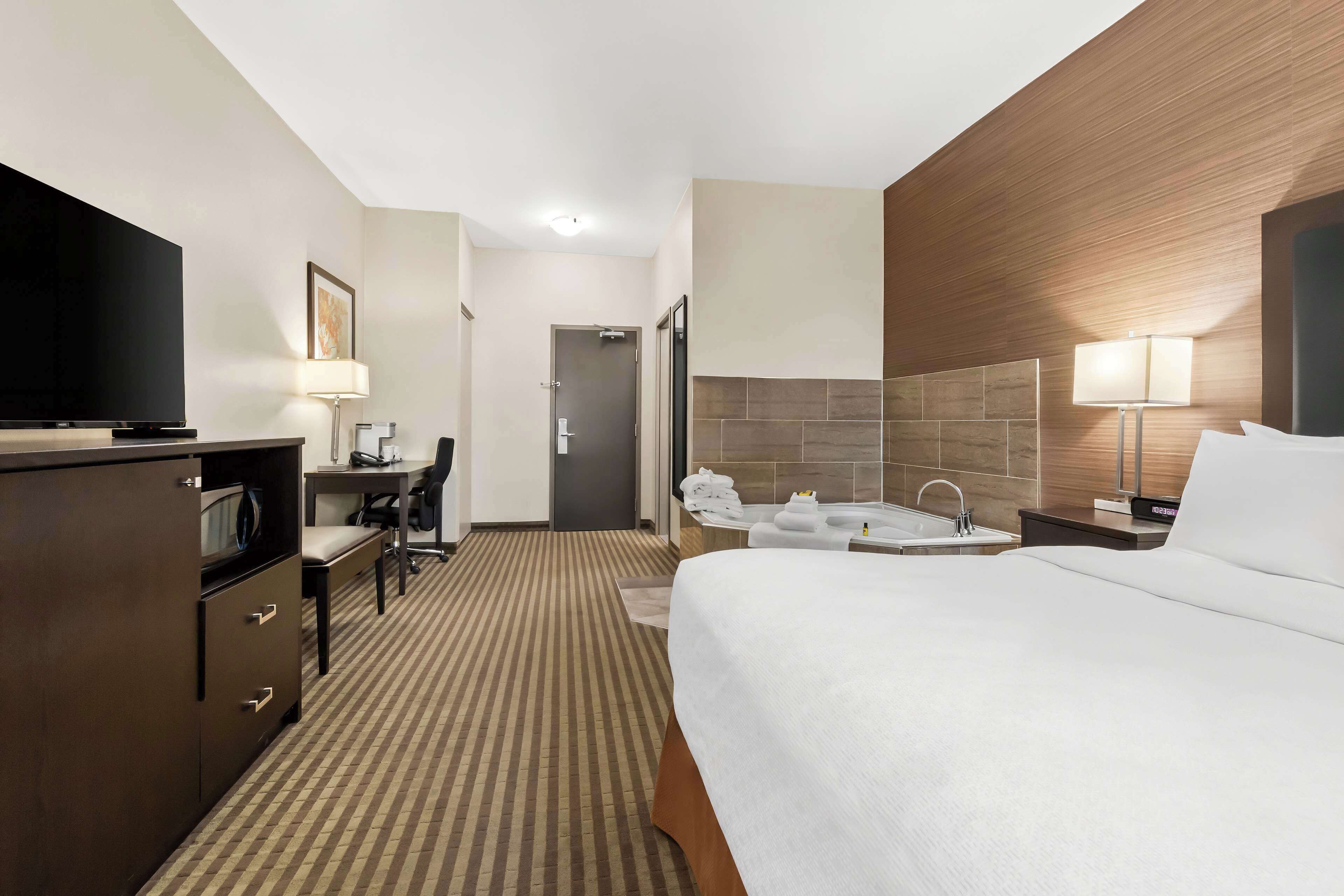 Photo - Best Western Plus Fergus Hotel