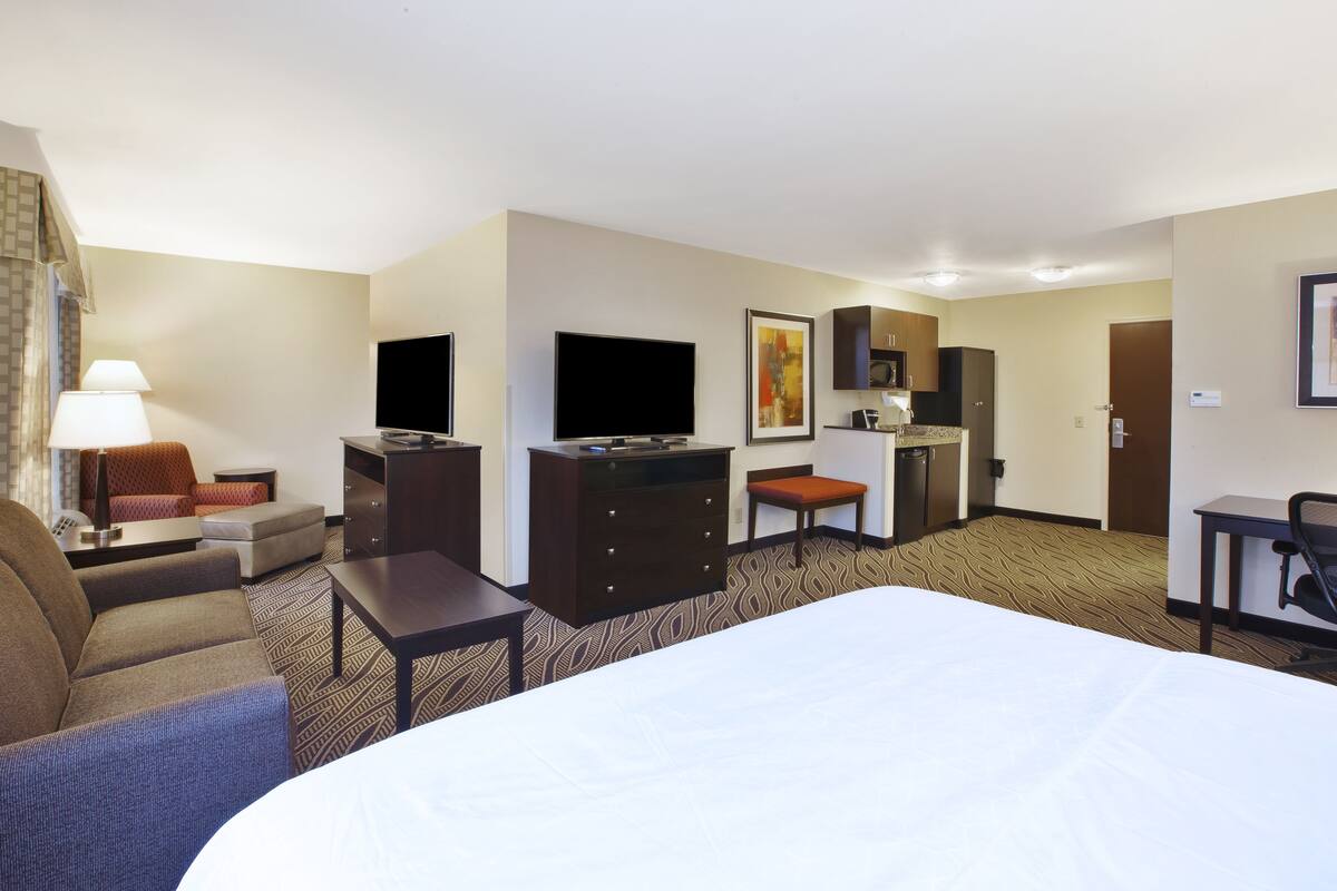 Suite, 1 King Bed | In-room safe, desk, iron/ironing board, free cots/infant beds