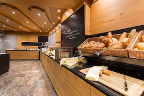 Daily buffet breakfast (EUR 20 per person) - Das Kaltschmid (Seefeld in Tirol)