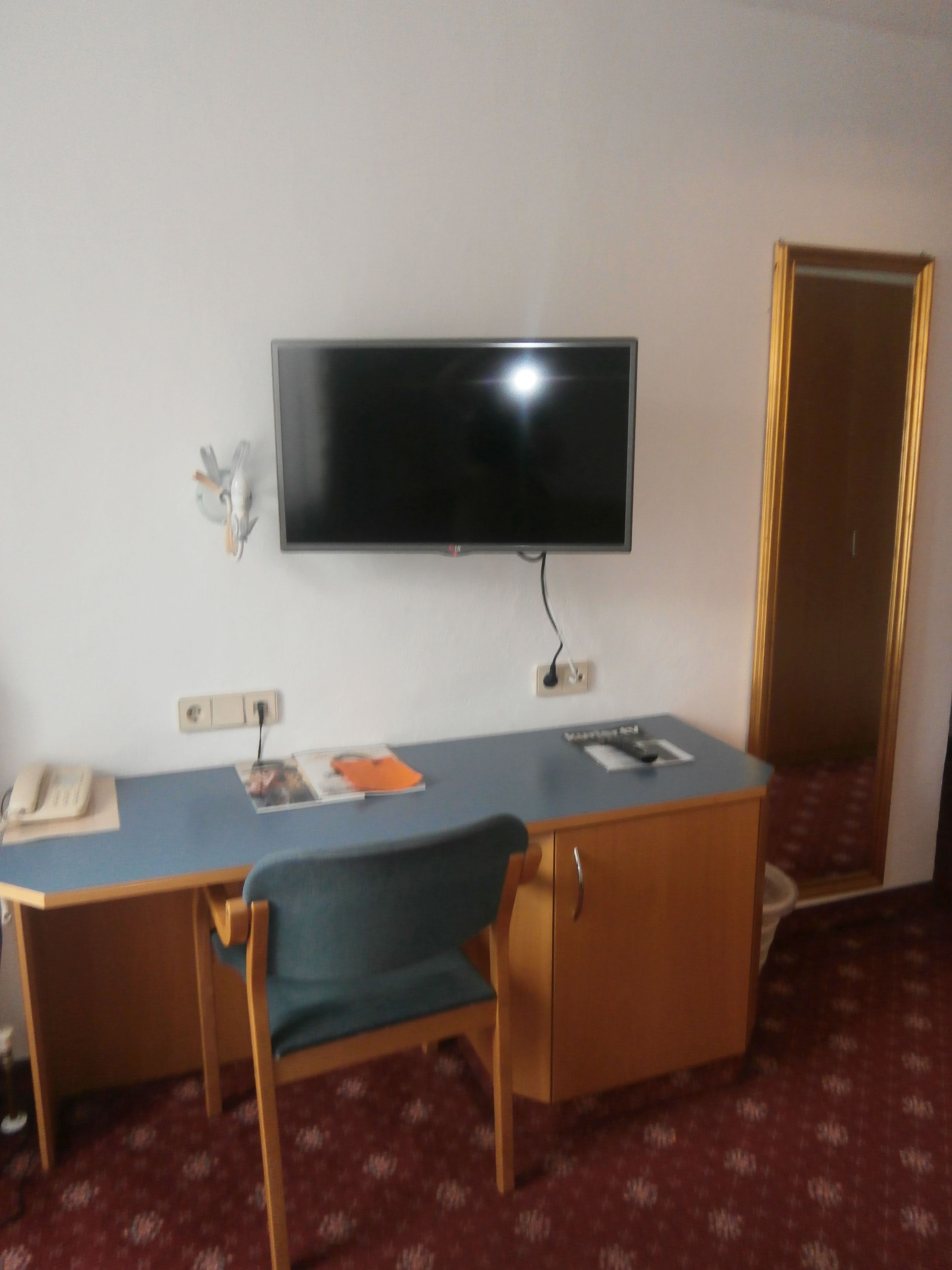 economy single room (hohe munde) | in-room safe, free wifi, bed sheets