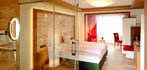 Chambre supérieure double | Coffre-fort, accès au Wi-Fi (inclus), literie fournie