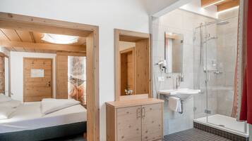 Superior-Doppelzimmer | Badezimmer | Duschwanne, Haartrockner, Handtücher