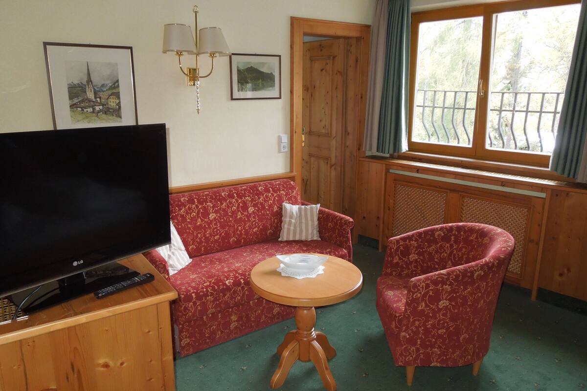 economy double room, 1 queen bed | living area | tv