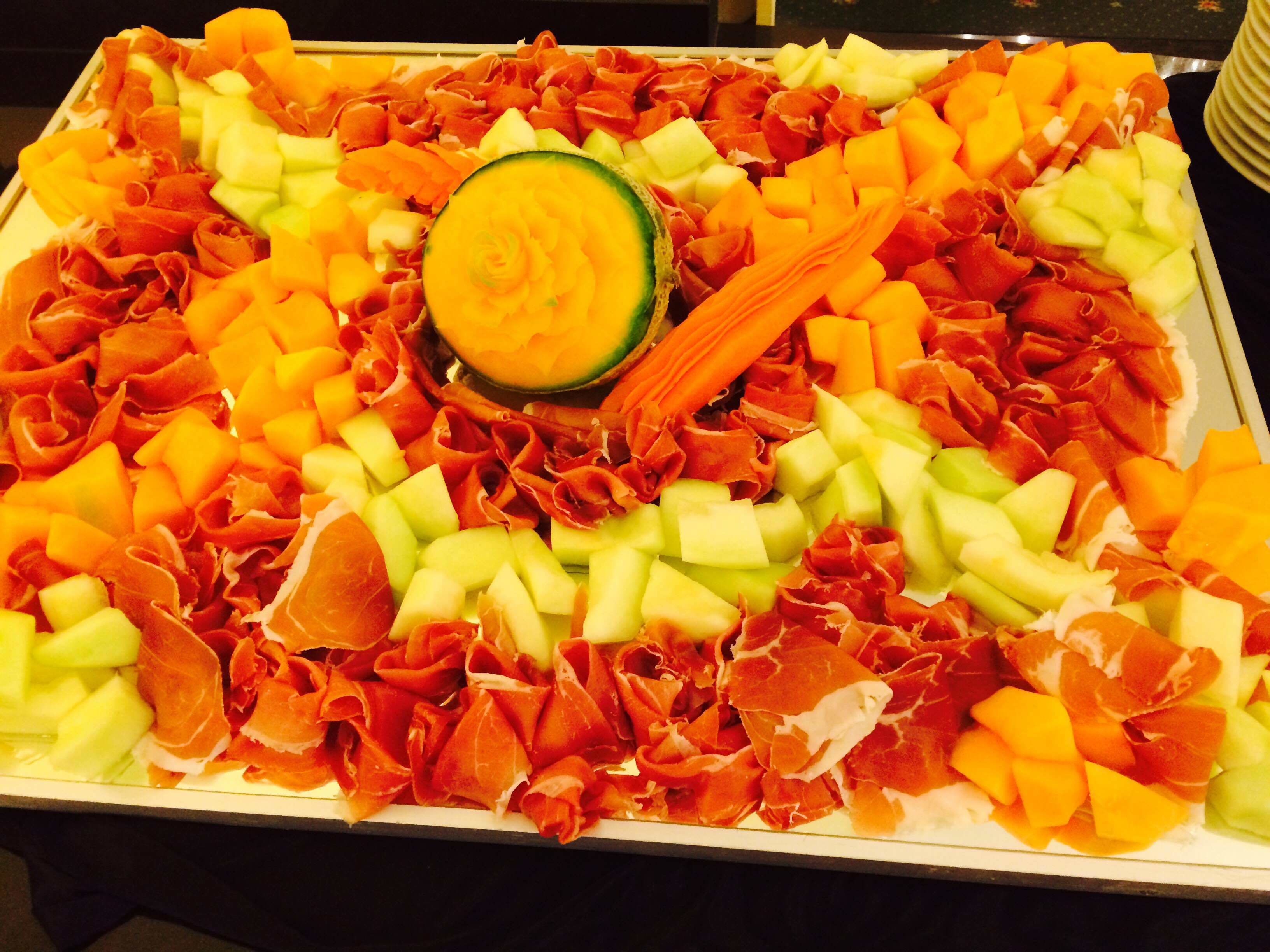 A platter of assorted meats and fruits.