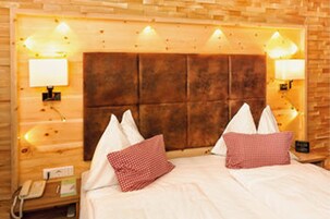 Suíte, 1 quarto, banheira | Roupas de cama antialérgicas, frigobar, cofres nos quartos, escrivaninha