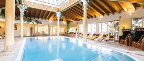 Piscine extérieure, parasols de plage, chaises longues