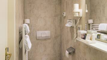 Ein modernes Badezimmer mit Toilette, Waschbecken und Handtuchhalter.