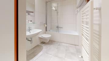Quarto casal superior | Banheiro | Produtos de toalete grátis, secador de cabelo (mediante solicitação)