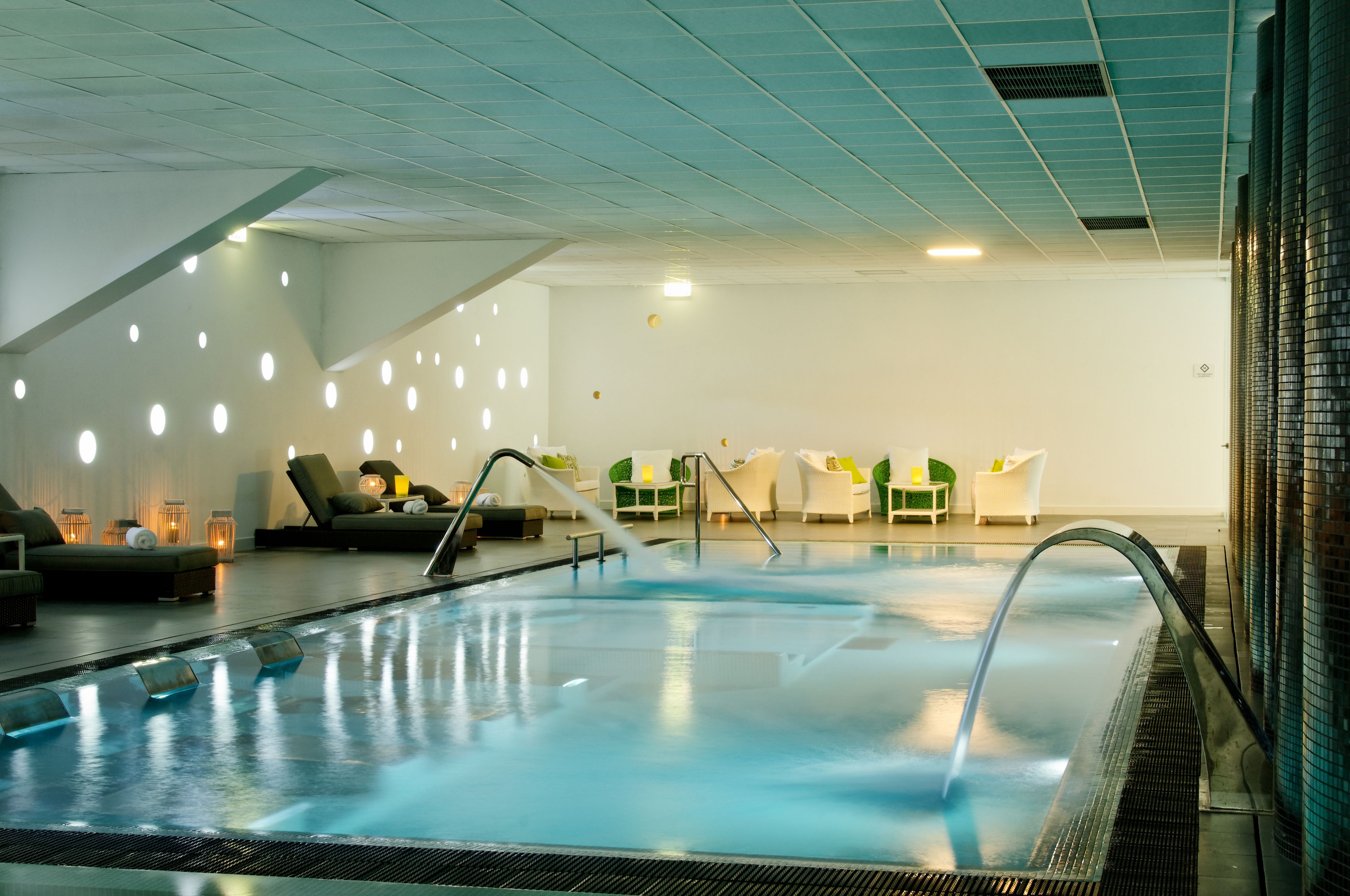 hot tub, body treatments, hydrotherapy, aromatherapy, hot stone massages