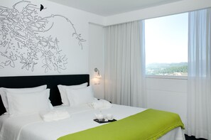 Minibar, in-room safe, desk, blackout curtains - Open Village Sports Hotel & SPA Club (Guimarães)