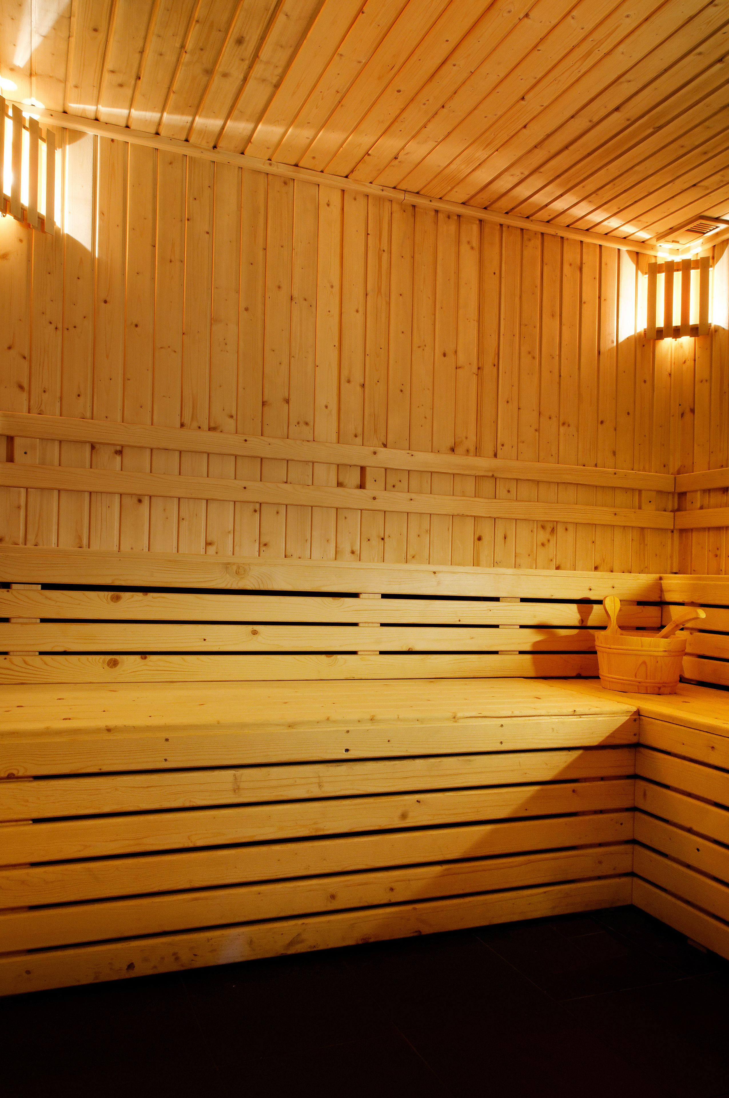 Een sauna met houten wanden en banken.