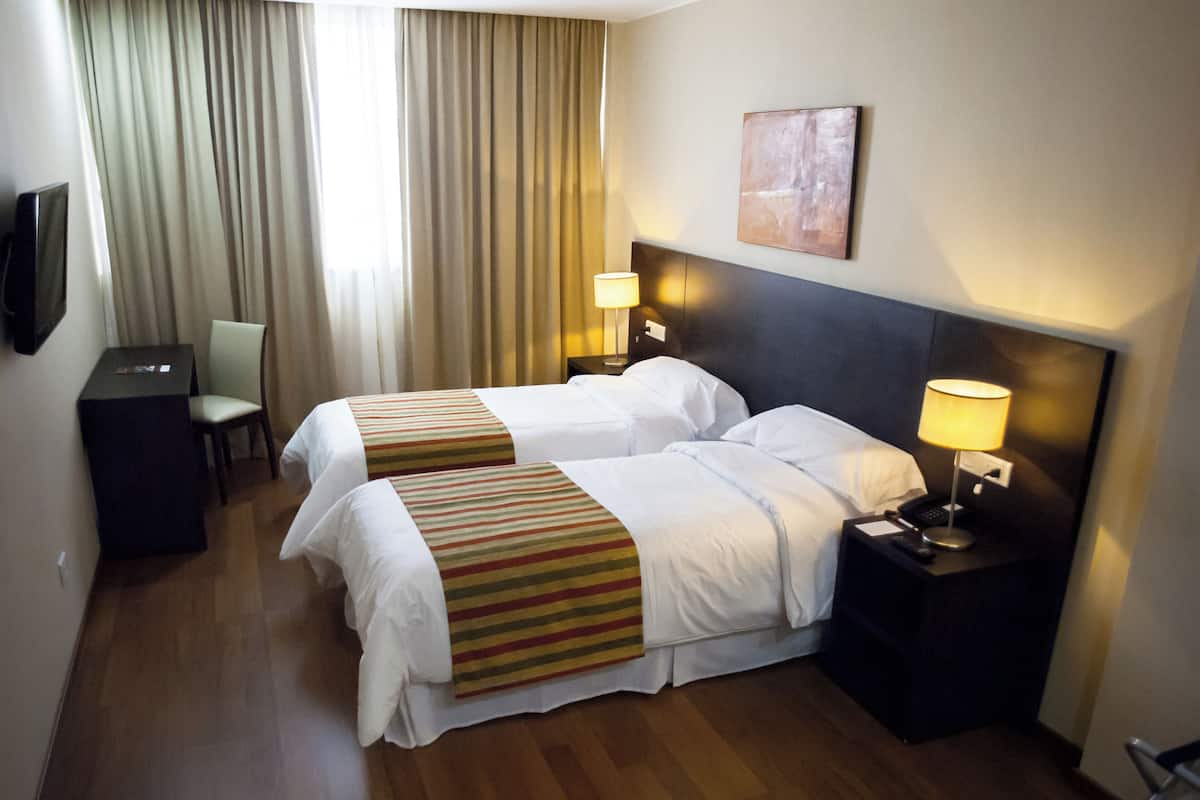 Minibar, caja de seguridad en la habitación y escritorio