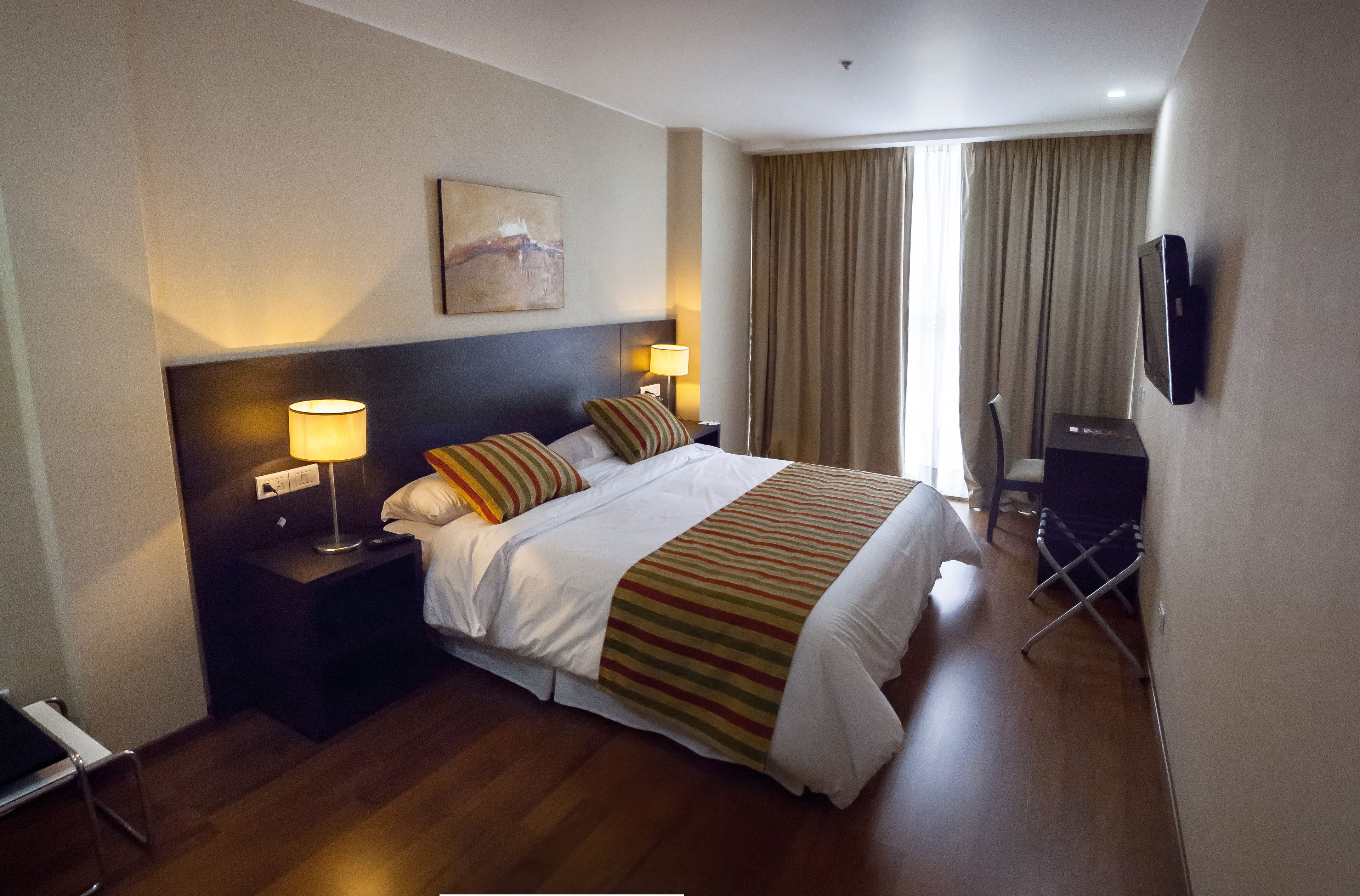 Minibar, caja de seguridad en la habitación y escritorio 