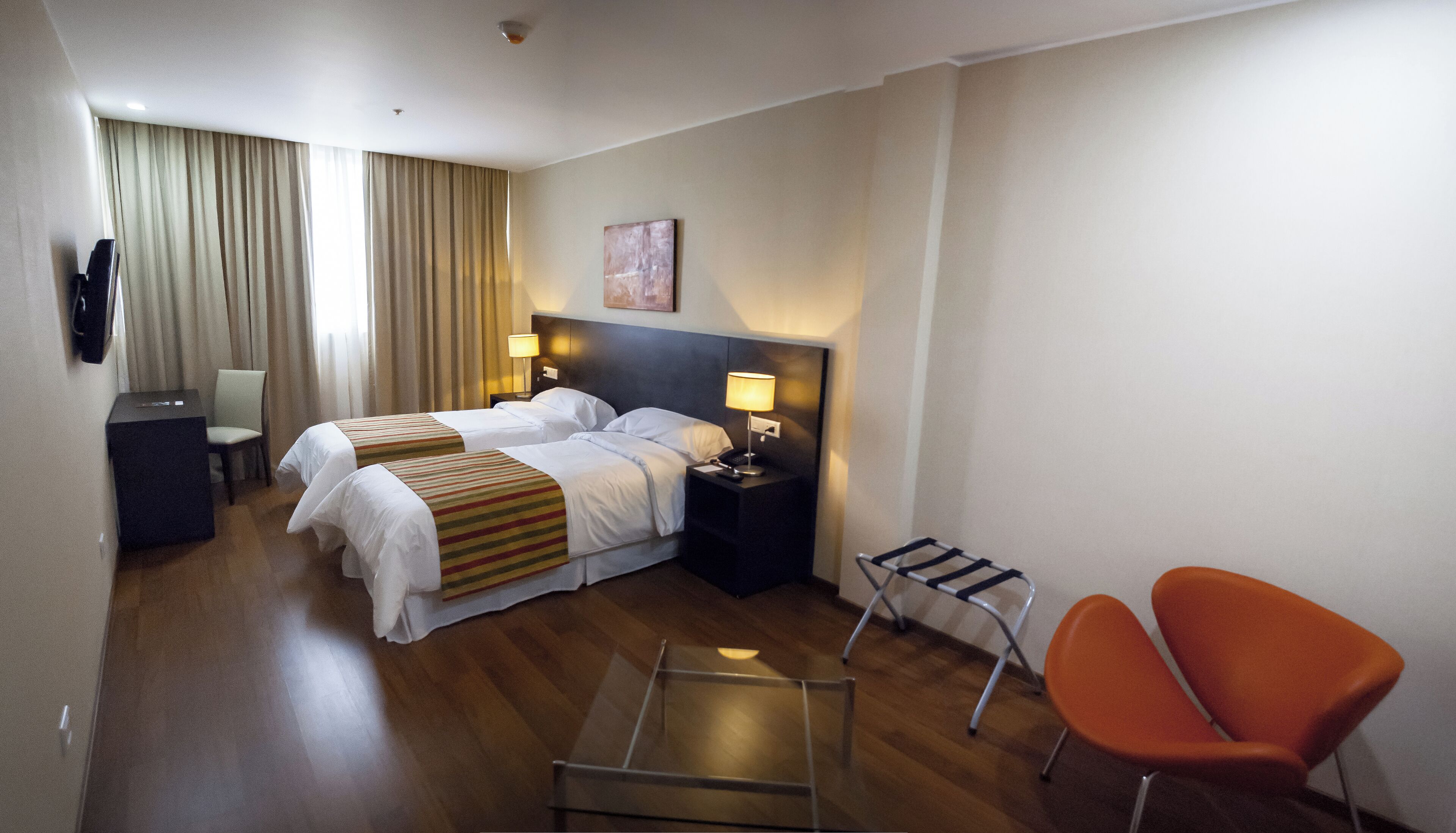 Minibar, Zimmersafe, Schreibtisch, schallisolierte Zimmer