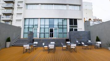 Breakfast, lunch, dinner served; al fresco dining