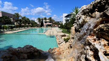 3 outdoor pools, pool loungers