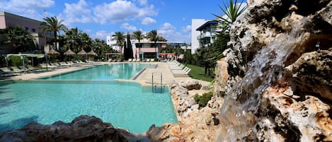 3 piscines extérieures, chaises longues