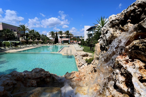3 piscines extérieures, chaises longues