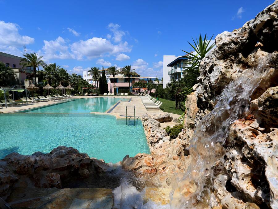 3 outdoor pools, pool loungers