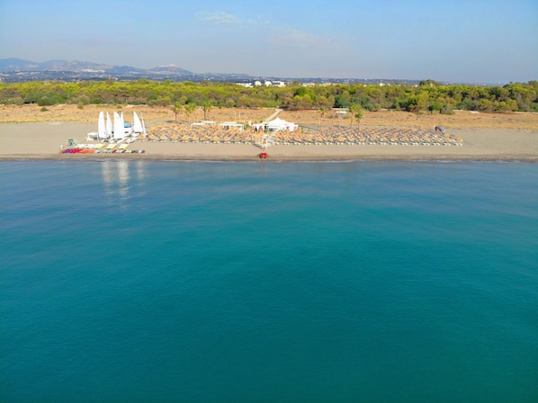 Privatstrand in der Nähe, Liegestühle, Sonnenschirme, Windsurfen