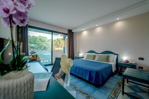 Habitación estándar | Minibar, caja de seguridad en la habitación, escritorio y cunas 