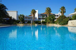 3 outdoor pools, pool loungers