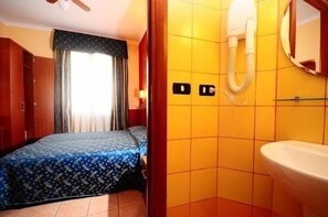 Quadruple Room, Private Bathroom | In-room safe, free WiFi - Termini Station Rooms (Rome)
