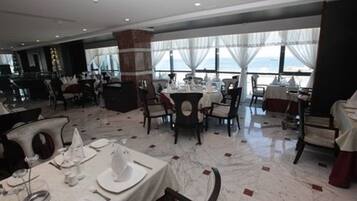 2 restaurants, ze serveren er diner