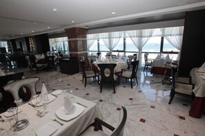 2 restauranter, middag serveres