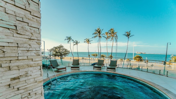 Outdoor pool, pool loungers - Iracema Residence Hotel Flat (Fortaleza)