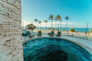 Outdoor pool, pool loungers - Iracema Residence Hotel Flat (Fortaleza)