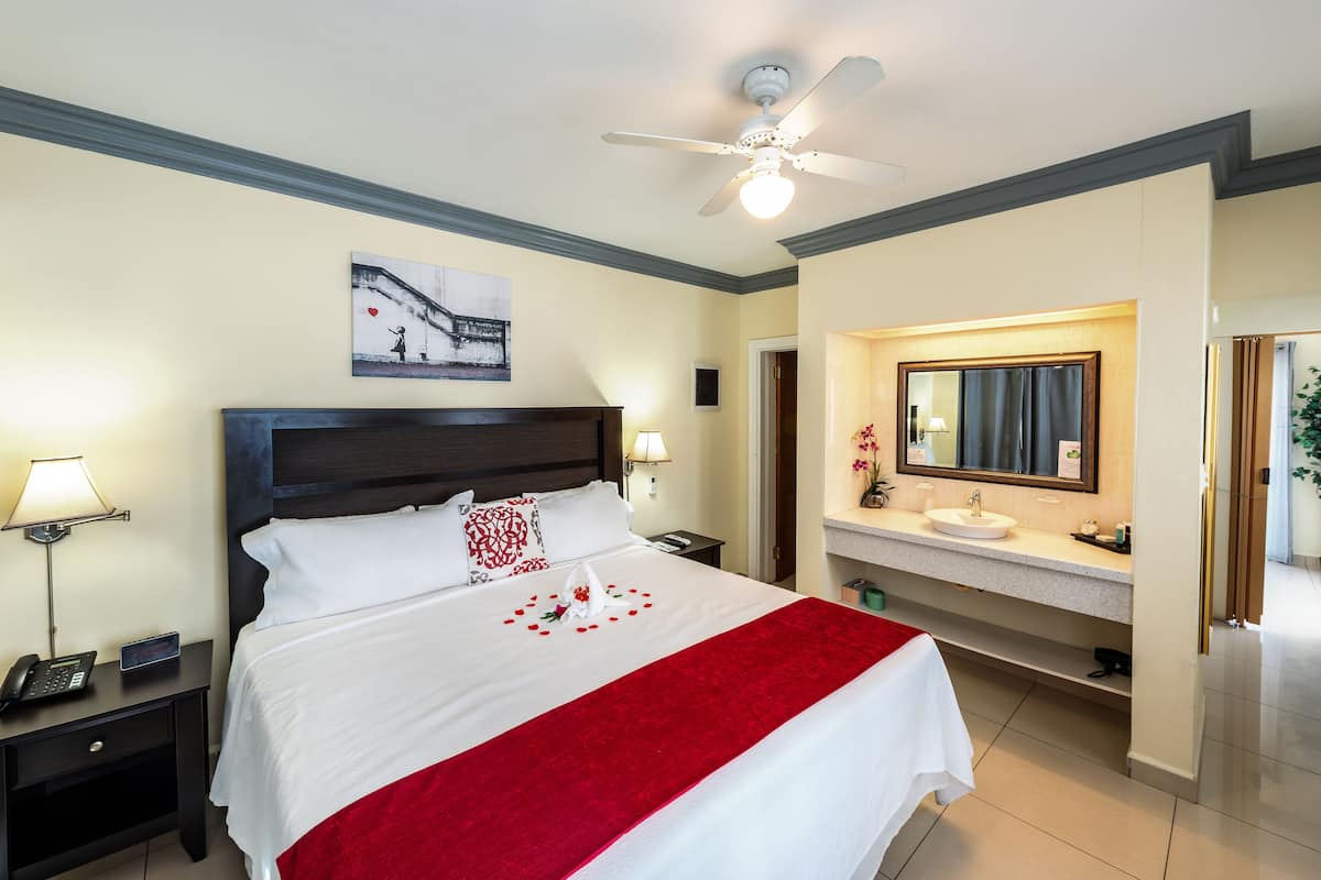 Suite superior, vista parcial al océano | 1 habitación y ropa de cama de alta calidad