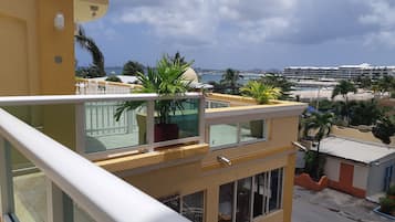 Deluxe suite, 1 slaapkamer, uitzicht op oceaan | Uitzicht op strand/zee