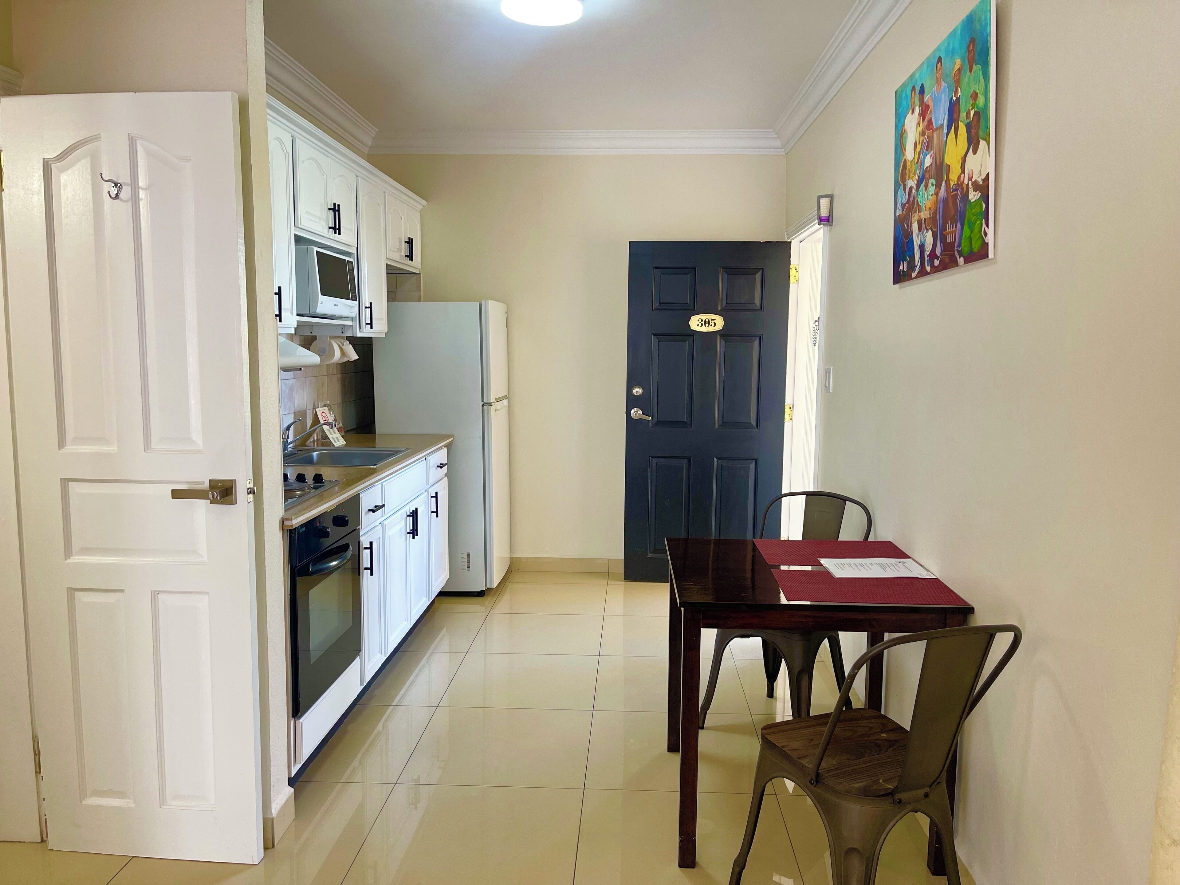 studio suite, 1 king bed, kitchen | living area | 55-inch flat-screen tv with cable channels, tv