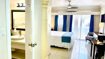 1 bedroom, premium bedding, in-room safe, desk