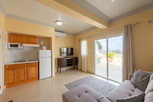 Suite Deluxe, 1 habitación, vistas al mar | Cocina privada | Frigorífico grande, microondas, horno y placa de cocina