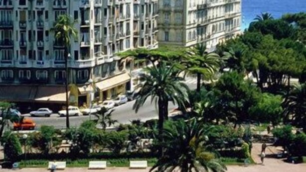 A multi-story hotel with balconies, located near a body of water. - Albert Premier (Algiers)