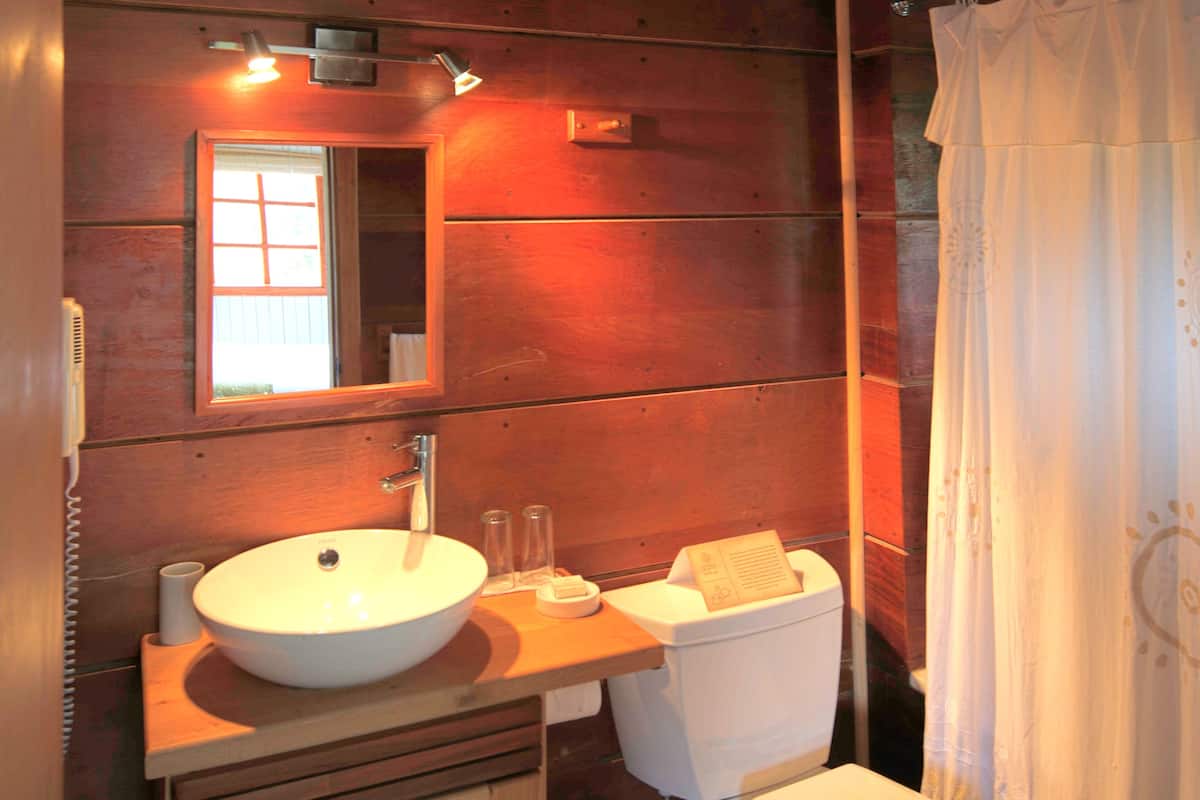 combined shower/bathtub, deep-soaking bathtub, rainfall showerhead